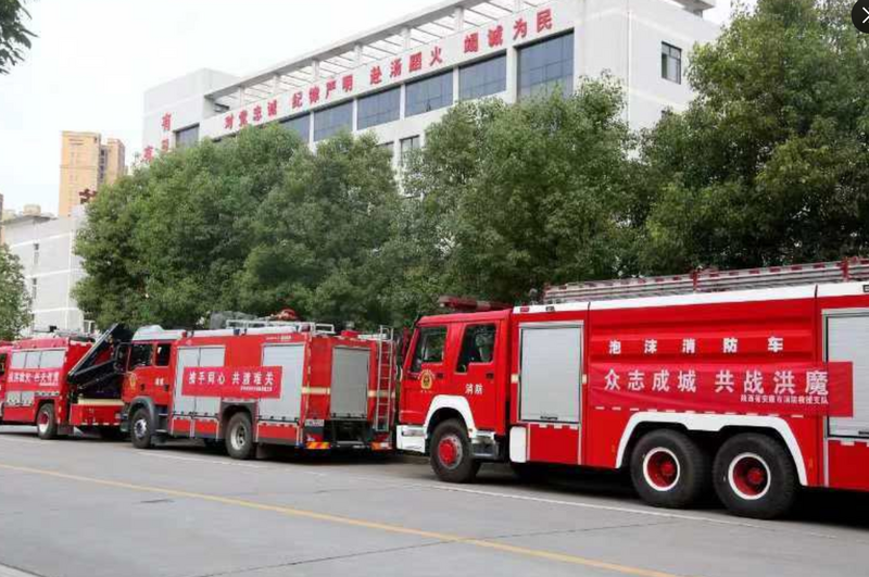 中国陕西安康消防车侧翻坠河,造成消防员5死1伤。中国消防车示意图。(图撷自@jinrizhiyi「X」平台) 中国陕西安康消防车侧翻坠河,造成消防员5死1伤。中国消防车示意图。(图撷自@jinrizhiyi「X」平台)
