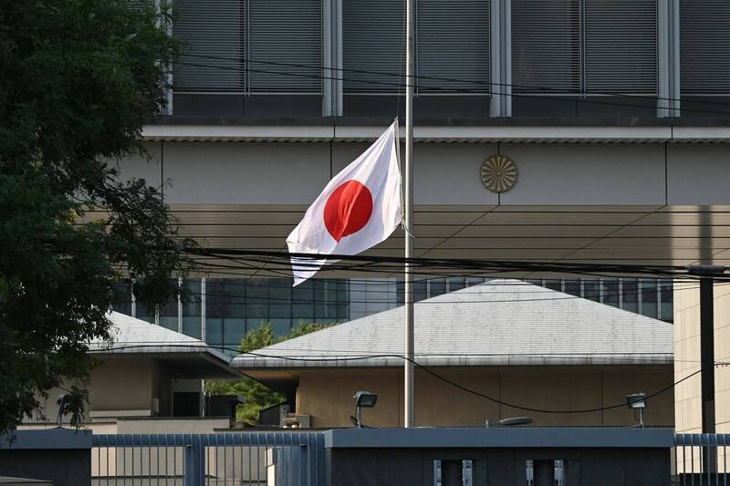 一名日本男童在深圳遇袭身亡后,北京的日本大使馆降半旗致哀。(法新社) 一名日本男童在深圳遇袭身亡后,北京的日本大使馆降半旗致哀。(法新社)