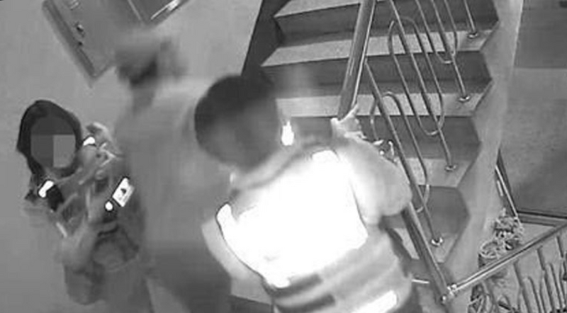 南韩2021年「仁川楼层噪音砍人案」,配有枪械的男女警当场逃跑,害得一家3口惨遭砍杀。图为女警(左)从3楼逃下来,受害者丈夫(中)往上救家人,男警(右)未跟上去而是跟女警一起逃。(图撷自@feeder_issue「X」帐号) 南韩2021年「仁川楼层噪音砍人案」,配有枪械的男女警当场逃跑,害得一家3口惨遭砍杀。图为女警(左)从3楼逃下来,受害者丈夫(中)往上救家人,男警(右)未跟上去而是跟女警一起逃。(图撷自@feeder_issue「X」帐号)