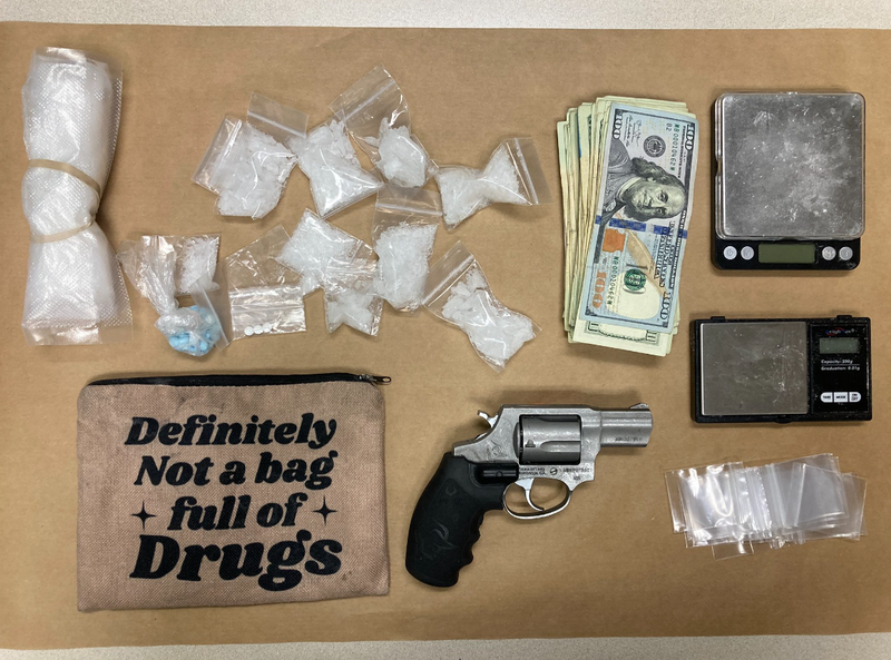 美国波特兰警方搜出帆布袋,上面写著「这绝不是装满毒品的袋子」,结果翻出不少毒品。(图撷自PPB East Precinct「X」帐号) 美国波特兰警方搜出帆布袋,上面写著「这绝不是装满毒品的袋子」,结果翻出不少毒品。(图撷自PPB East Precinct「X」帐号)