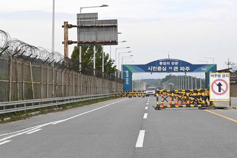 南韩联合参谋总部今证实,北韩已炸毁南北韩连通道路的部分路段。图为南韩边境坡州市通往北韩开城方向的连通道路。(法新社) 南韩联合参谋总部今证实,北韩已炸毁南北韩连通道路的部分路段。图为南韩边境坡州市通往北韩开城方向的连通道路。(法新社)