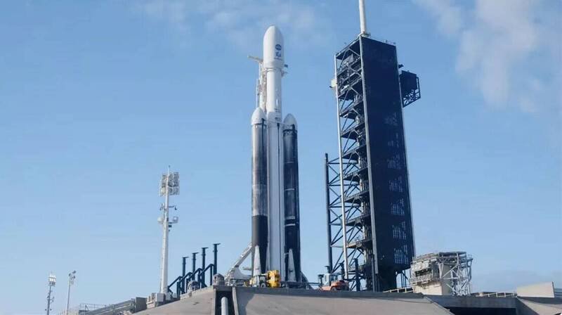 欧罗巴快船号(Europa Clipper)太空船于10月13日在NASA的甘迺迪太空中心,搭载在SpaceX的猎鹰重型火箭上。(图:NASA/JPL) 欧罗巴快船号(Europa Clipper)太空船于10月13日在NASA的甘迺迪太空中心,搭载在SpaceX的猎鹰重型火箭上。(图:NASA/JPL)