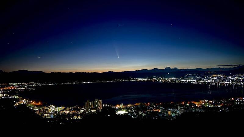 近年来最亮的彗星「紫金山-阿特拉斯彗星」在日本时间昨(13)日通过近地点,从最北的北海道至最南端的冲绳县,全日本多地的民众都能观测到彗星特有的「彗尾」。(图撷取自@zeta_orionis3 社群平台「X」) 近年来最亮的彗星「紫金山-阿特拉斯彗星」在日本时间昨(13)日通过近地点,从最北的北海道至最南端的冲绳县,全日本多地的民众都能观测到彗星特有的「彗尾」。(图撷取自@zeta_orionis3 社群平台「X」)