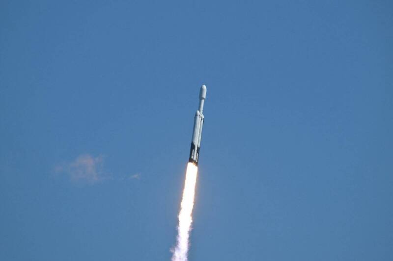 木卫二快船搭乘SpaceX猎鹰重型火箭在台湾时间15日凌晨零时升空。(法新社) 木卫二快船搭乘SpaceX猎鹰重型火箭在台湾时间15日凌晨零时升空。(法新社)