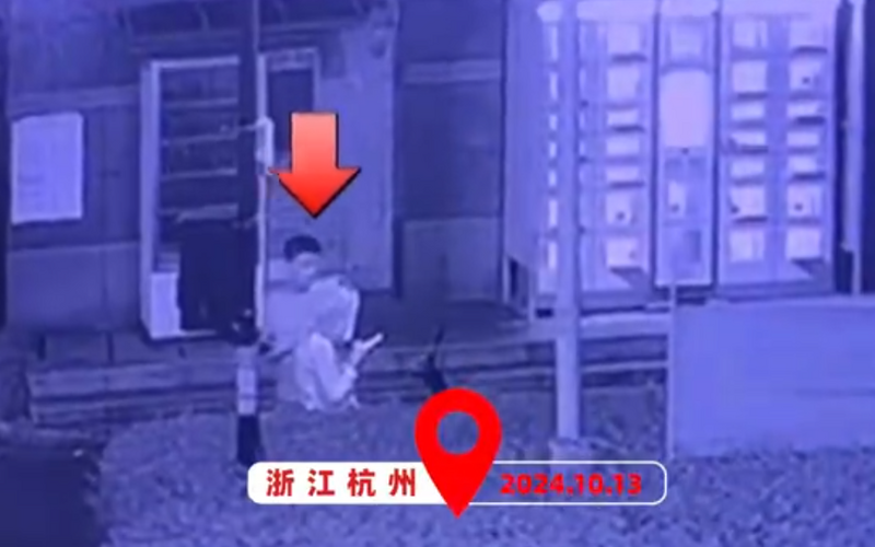 中国浙江杭州58岁阿伯强吻女子,力度大到把对方嘴唇给咬破。(图撷自bilibili) 中国浙江杭州58岁阿伯强吻女子,力度大到把对方嘴唇给咬破。(图撷自bilibili)