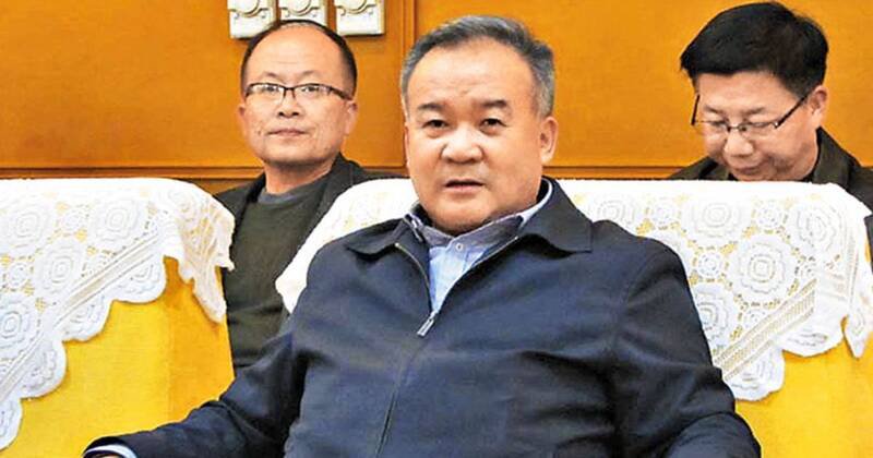 中国新疆维吾尔自治区前政协副主席窦万贵(图中)因涉受贿罪被逮捕。(图撷自微博) 中国新疆维吾尔自治区前政协副主席窦万贵(图中)因涉受贿罪被逮捕。(图撷自微博)