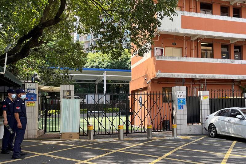 深圳日本人学校(见图)一名10岁男童9月18日遇刺身亡后,有中国女子签署声明,期望抑制仇日情绪,却遭警方传唤。(路透) 深圳日本人学校(见图)一名10岁男童9月18日遇刺身亡后,有中国女子签署声明,期望抑制仇日情绪,却遭警方传唤。(路透)