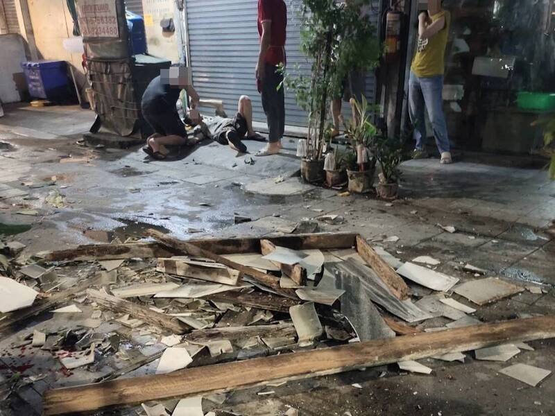 曼谷1名65岁男子走在路上,无预警被4楼阳台的遮雨棚砸成重伤。(撷取自@Ruamduay/X) 曼谷1名65岁男子走在路上,无预警被4楼阳台的遮雨棚砸成重伤。(撷取自@Ruamduay/X)