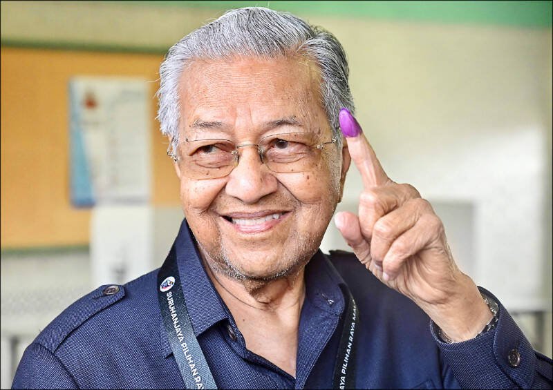 高龄99岁的前马来西亚首相马哈地(Mahathir Mohamad)办公室今天表示,马哈地因呼吸道感染住院。当地媒体报导,马哈地缺席他所提诽谤官司的法院听审。(法新社资料照) 高龄99岁的前马来西亚首相马哈地(Mahathir Mohamad)办公室今天表示,马哈地因呼吸道感染住院。当地媒体报导,马哈地缺席他所提诽谤官司的法院听审。(法新社资料照)
