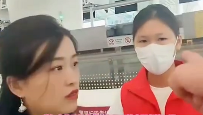 「小虎行」大闹深圳机场,要求女志工脱下口罩。(图自bilibili) 「小虎行」大闹深圳机场,要求女志工脱下口罩。(图自bilibili)