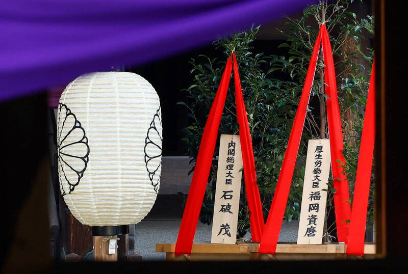新任日本首相石破茂循例供奉被称为「真榊」的盆栽作为供品,但并未亲自到场参拜。(路透) 新任日本首相石破茂循例供奉被称为「真榊」的盆栽作为供品,但并未亲自到场参拜。(路透)