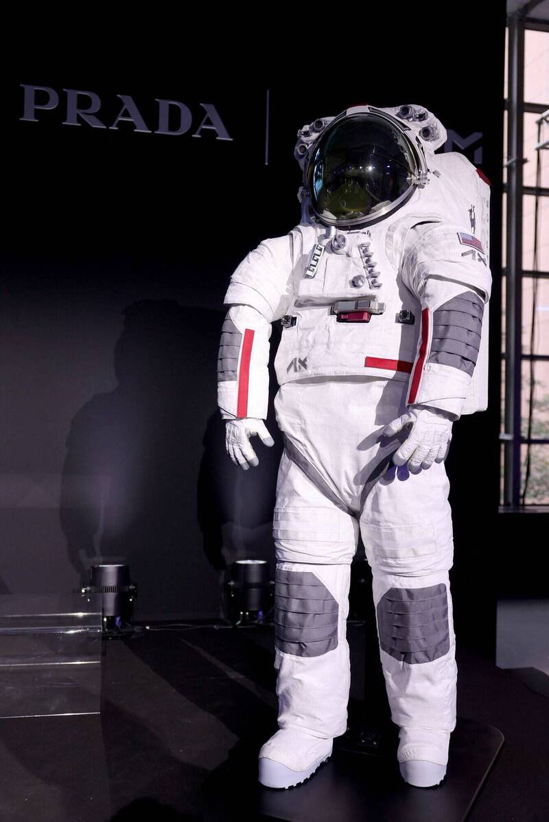 Axiom公司找来Prada操刀的「阿提米丝3号」登月任务太空装。(路透) Axiom公司找来Prada操刀的「阿提米丝3号」登月任务太空装。(路透)