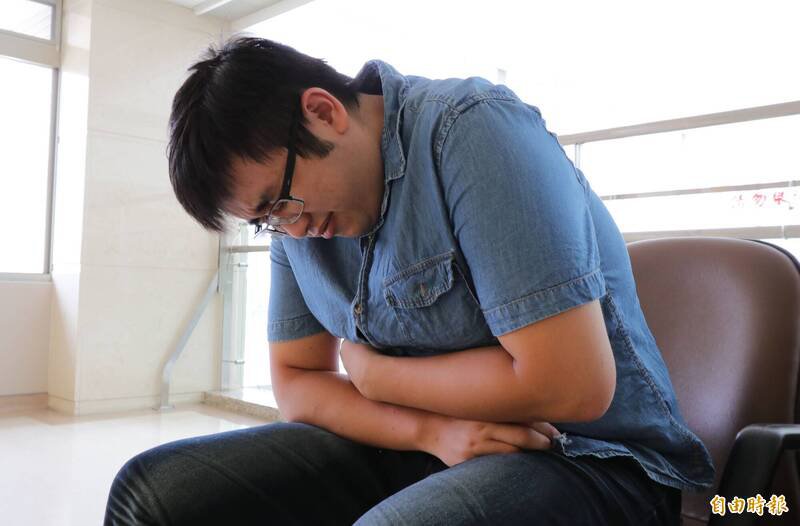 外媒报导,一名印度男子因腹痛就医,检查后发现他的肠道里竟有活蟑螂!示意图,非当事人。(资料照) 外媒报导,一名印度男子因腹痛就医,检查后发现他的肠道里竟有活蟑螂!示意图,非当事人。(资料照)