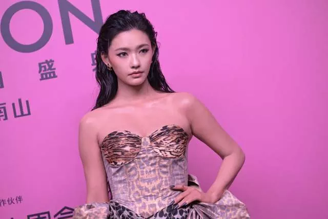 Vogue时尚盛典:刘亦菲重回颜巅