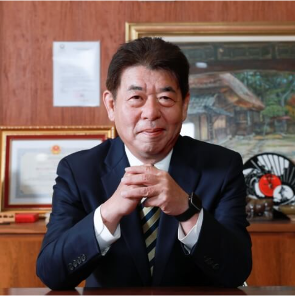 日前因超速行驶遭警方传唤的日本冈山县美作市长萩原诚司(见图),昨日又被爆日前在自家农田焚烧杂草时意外引发火灾,还惊动消防队到场灭火,最终导致约390平方公尺的草地被烧毁。(图撷自美作市官网) 日前因超速行驶遭警方传唤的日本冈山县美作市长萩原诚司(见图),昨日又被爆日前在自家农田焚烧杂草时意外引发火灾,还惊动消防队到场灭火,最终导致约390平方公尺的草地被烧毁。(图撷自美作市官网)