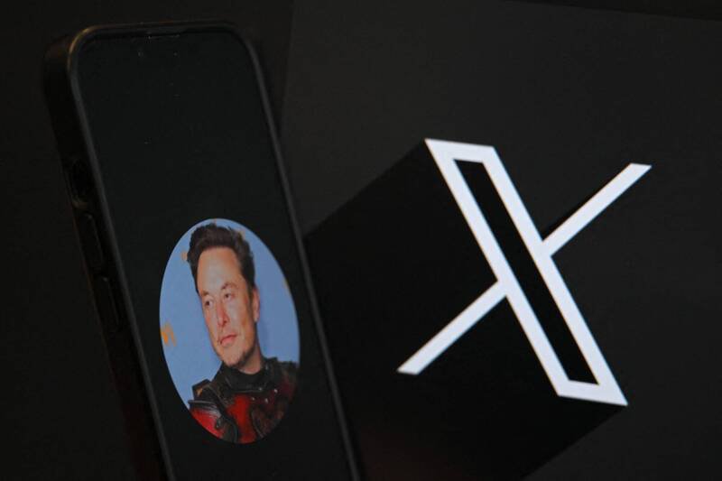特斯拉执行长马斯克(Elon Musk)收购社群平台「推特」(现改名为X)后,陆续推出新政策,社群近日议论,X推出新政策,未来X将可无偿使用用户所发布的图文影音,并用于AI模型的训练及演算。(法新社) 特斯拉执行长马斯克(Elon Musk)收购社群平台「推特」(现改名为X)后,陆续推出新政策,社群近日议论,X推出新政策,未来X将可无偿使用用户所发布的图文影音,并用于AI模型的训练及演算。(法新社)