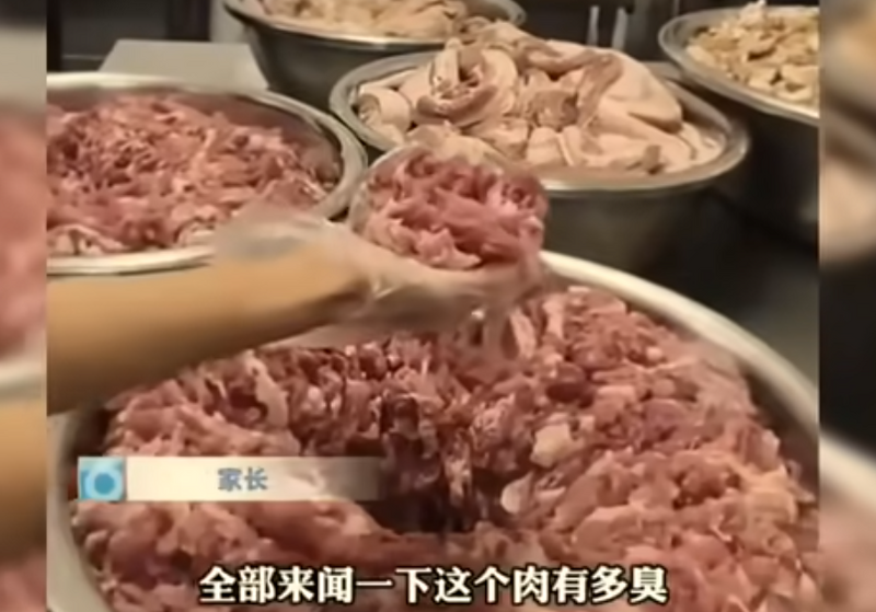 中国云南昆明长丰中学,近来发生学校食堂使用的猪肉散发恶臭,疑似是冷冻10年的「僵尸肉」。(图撷自bilibili) 中国云南昆明长丰中学,近来发生学校食堂使用的猪肉散发恶臭,疑似是冷冻10年的「僵尸肉」。(图撷自bilibili)
