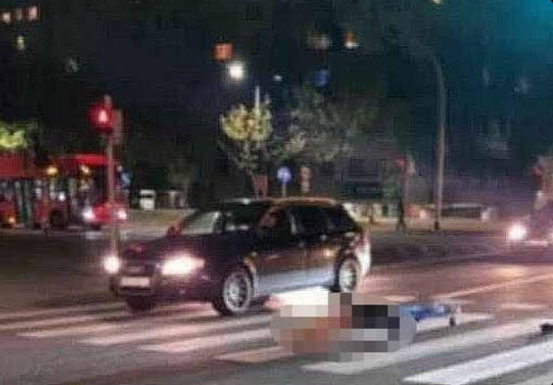 波兰葬仪社运尸车,有遗体从车内滑出来掉到马路上。(图撷自@whatsn2day「X」帐号)
波兰葬仪社运尸车,有遗体从车内滑出来掉到马路上。(图撷自@whatsn2day「X」帐号)