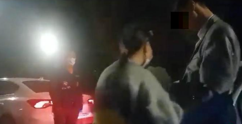 中国记者潜入江苏省无锡江阴市贩婴交易现场,亲眼见到有人花了15万人民币买到男婴。图为卖方抱来男婴交给买家。(图撷自微博) 中国记者潜入江苏省无锡江阴市贩婴交易现场,亲眼见到有人花了15万人民币买到男婴。图为卖方抱来男婴交给买家。(图撷自微博)