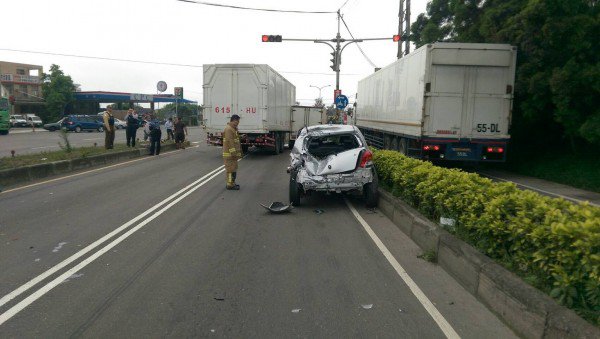 连环车祸中的1辆自小客车,车身毁损严重。(记者廖雪茹翻摄) 连环车祸中的1辆自小客车,车身毁损严重。(记者廖雪茹翻摄)