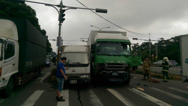 新竹工业区往来国道1号的联外道路,今天下午2点多发生一起6车连环车祸,造成大塞车。(记者廖雪茹翻摄) 新竹工业区往来国道1号的联外道路,今天下午2点多发生一起6车连环车祸,造成大塞车。(记者廖雪茹翻摄)
