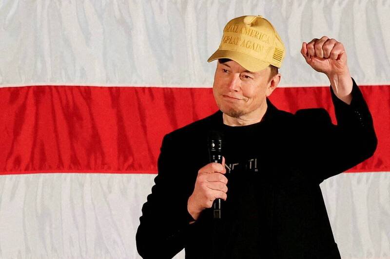 马斯克17日头戴金色MAGA帽,在美国宾州福尔瑟姆(Folsom)亲主主持「美国政治行动委员会」(America PAC)市民大会,为前美国总统川普造势。(路透) 马斯克17日头戴金色MAGA帽,在美国宾州福尔瑟姆(Folsom)亲主主持「美国政治行动委员会」(America PAC)市民大会,为前美国总统川普造势。(路透)