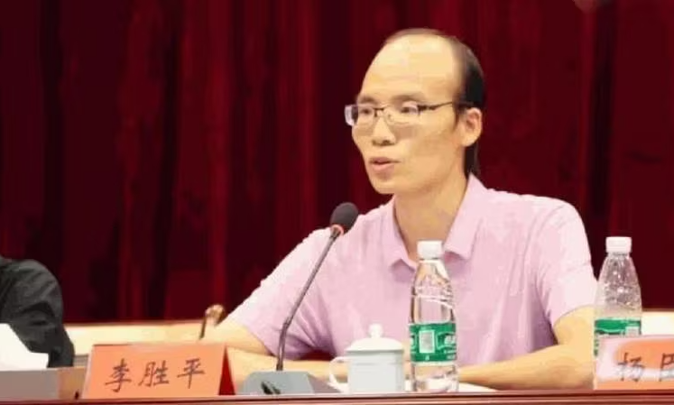 中国湖南省宁远县委巡察办主任李胜平上周五坠楼身亡,年仅49岁,坠楼原因「暂时不明」。(图撷自微博) 中国湖南省宁远县委巡察办主任李胜平上周五坠楼身亡,年仅49岁,坠楼原因「暂时不明」。(图撷自微博)