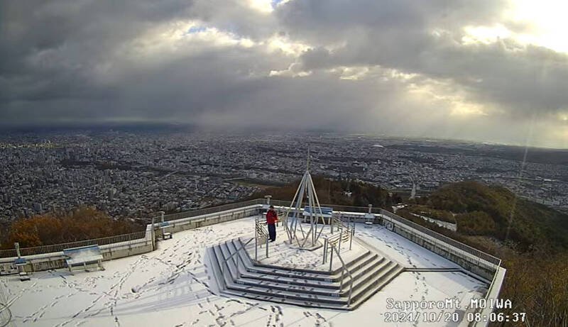 本北海道札幌市今(20)日一早降下冬季「初雪」(第一场雪)。(图撷取自@sapporolife2021 社群平台「X」) 本北海道札幌市今(20)日一早降下冬季「初雪」(第一场雪)。(图撷取自@sapporolife2021 社群平台「X」)