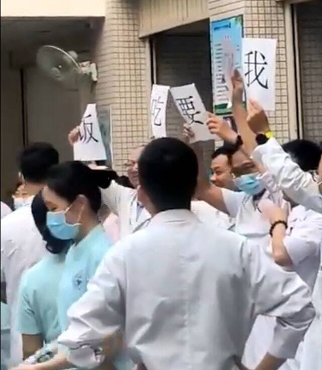 上百名医护人员上周三聚集在汕尾市人民医院大厅,手持「我们要吃饭」、「院长出来,还我奖金」、「我要生活」等标语。(图撷自网路) 上百名医护人员上周三聚集在汕尾市人民医院大厅,手持「我们要吃饭」、「院长出来,还我奖金」、「我要生活」等标语。(图撷自网路)