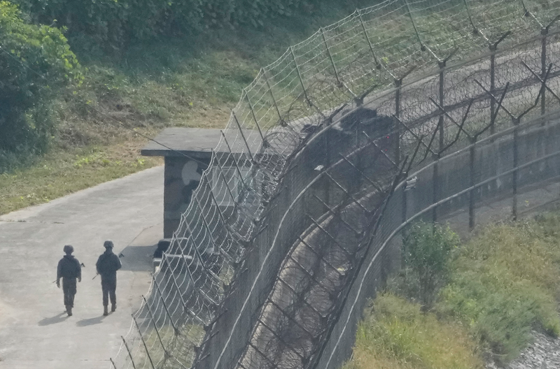 南韩今天(21日)决定透过「心战广播」对边境的北韩士兵和居民告知北韩派兵援俄的真相。图为南韩士兵沿著靠近北韩边境的铁丝网墙巡逻画面。(美联社) 南韩今天(21日)决定透过「心战广播」对边境的北韩士兵和居民告知北韩派兵援俄的真相。图为南韩士兵沿著靠近北韩边境的铁丝网墙巡逻画面。(美联社)