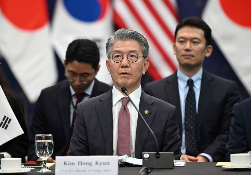 南韩外交部表示,当局已召见俄罗斯驻首尔大使,抗议有关平壤派遣数千名士兵参加莫斯科对乌克兰战争,并呼吁俄罗斯立即撤出军队部署。图为南韩外交部副部长金洪均。(路透资料照) 南韩外交部表示,当局已召见俄罗斯驻首尔大使,抗议有关平壤派遣数千名士兵参加莫斯科对乌克兰战争,并呼吁俄罗斯立即撤出军队部署。图为南韩外交部副部长金洪均。(路透资料照)