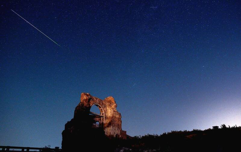 坠入地球的太空固体石块或碎片,在大气层中烧毁成为流星,划过夜空。(欧新社档案照) 坠入地球的太空固体石块或碎片,在大气层中烧毁成为流星,划过夜空。(欧新社档案照)