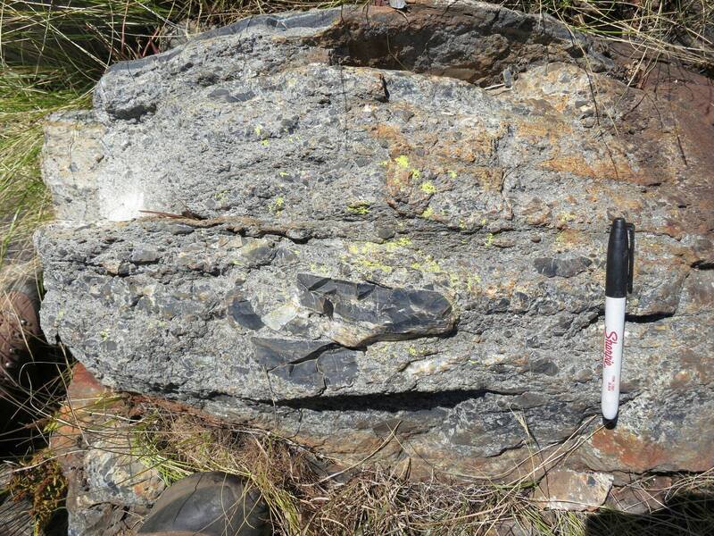 南非「巴伯顿绿岩带」(Barberton Greenstone Belt)古岩石中留下约32亿6000万年前巨大陨石撞地球引发海啸、撕裂海床的化石证据。(路透) 南非「巴伯顿绿岩带」(Barberton Greenstone Belt)古岩石中留下约32亿6000万年前巨大陨石撞地球引发海啸、撕裂海床的化石证据。(路透)
