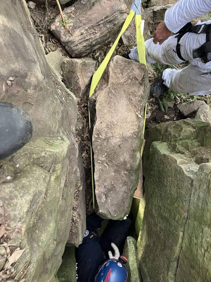 救援人员一块块地移除石头。(图撷自NSW Ambulance脸书) 救援人员一块块地移除石头。(图撷自NSW Ambulance脸书)