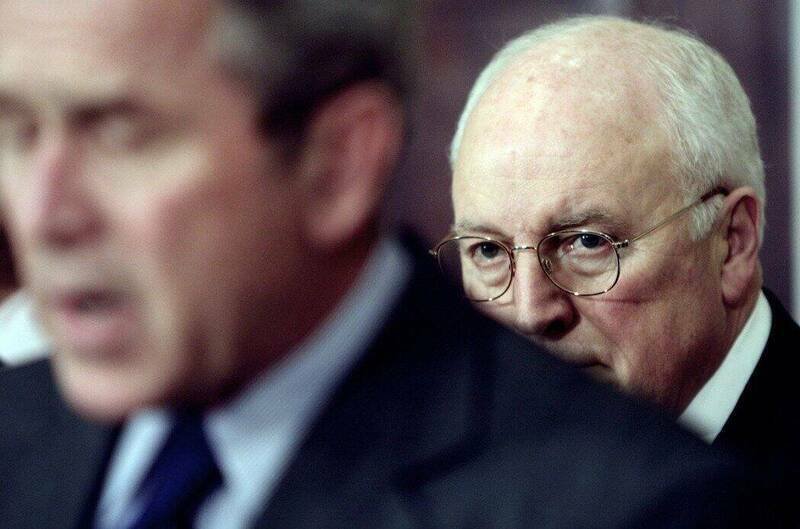 钱尼(Dick Cheney)被认为是美国历史上权力最大也是最具争议性的副总统。图为盯著小布希总统(左)的钱尼(右)。(美联社档案照) 钱尼(Dick Cheney)被认为是美国历史上权力最大也是最具争议性的副总统。图为盯著小布希总统(左)的钱尼(右)。(美联社档案照)