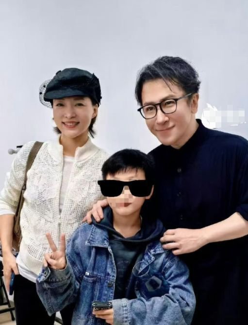 董卿带儿子和刘谦合影!51岁一点不显老 10岁儿子正脸曝出