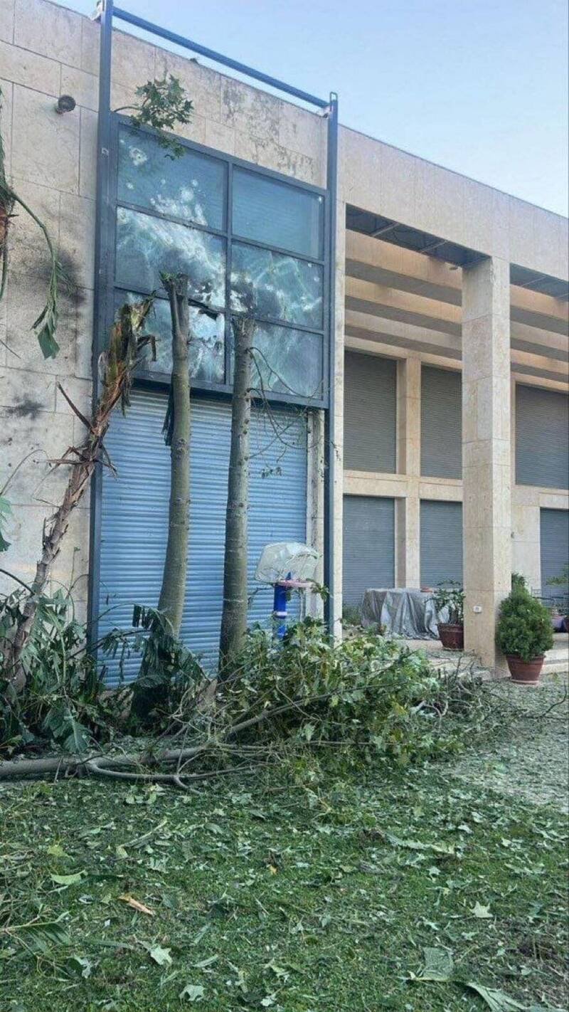 外媒近日发布以色列总理度假住所被攻击照片,社群平台也陆续出现住宅影像引外界瞩目。(图撷自「@World_At_War_6」X) 外媒近日发布以色列总理度假住所被攻击照片,社群平台也陆续出现住宅影像引外界瞩目。(图撷自「@World_At_War_6」X)
