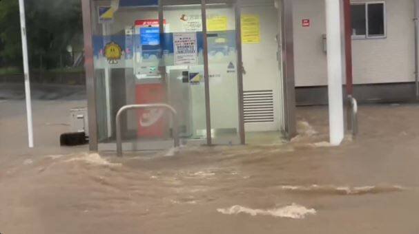 宫崎县近日遭遇暴雨侵袭,各地出现淹水、土石流等灾害。(图撷取自@151a8/X) 宫崎县近日遭遇暴雨侵袭,各地出现淹水、土石流等灾害。(图撷取自@151a8/X)