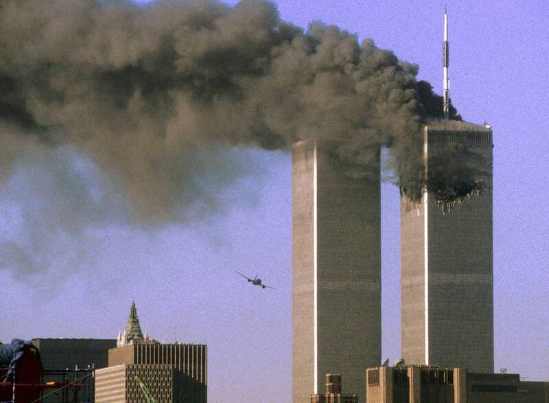 美国在2001年9月11日早晨,发生震惊全球的「911事件」,盖达组织成员当天劫持4架民航客机,并将其中2架冲撞纽约世界贸易中心双子塔,造成近3000人死亡。(资料照,路透) 美国在2001年9月11日早晨,发生震惊全球的「911事件」,盖达组织成员当天劫持4架民航客机,并将其中2架冲撞纽约世界贸易中心双子塔,造成近3000人死亡。(资料照,路透)
