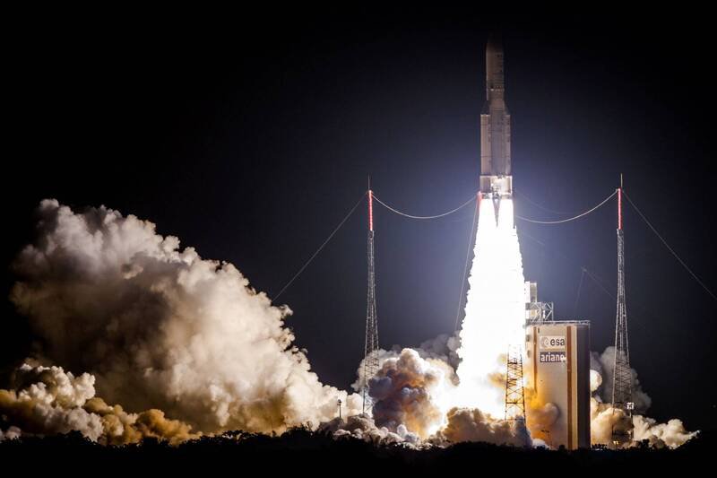 由波音设计、制造的通讯卫星Intelsat 33e,在地球轨道上解体。图为Intelsat 33e先前由运载火箭发射升空的情况。(法新社) 由波音设计、制造的通讯卫星Intelsat 33e,在地球轨道上解体。图为Intelsat 33e先前由运载火箭发射升空的情况。(法新社)
