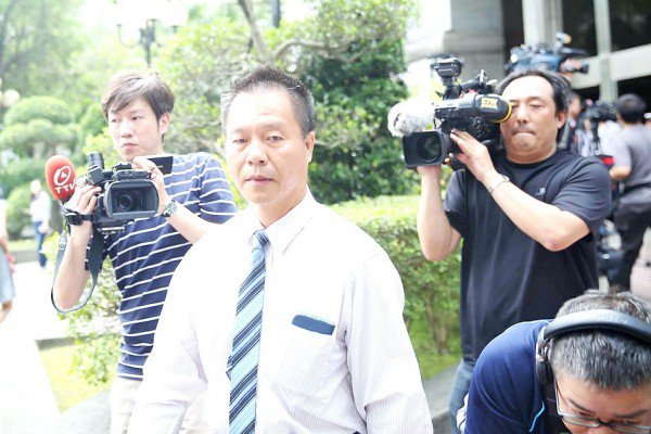 Chiu Mu-sen, whose wife Pan Pi-chu was killed by Cheng Chieh on May 21, 2014, on the Taipei MRT, yesterday is surrounded by reporters outside the Supreme Court in Taipei.
Photo: CNA
Chiu Mu-sen, whose wife Pan Pi-chu was killed by Cheng Chieh on May 21, 2014, on the Taipei MRT, yesterday is surrounded by reporters outside the Supreme Court in Taipei.
Photo: CNA