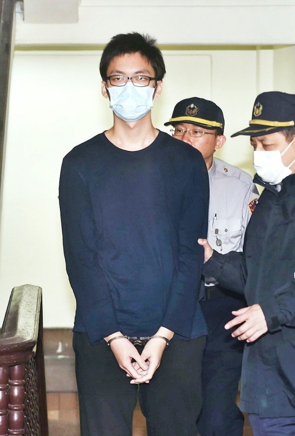 Convicted Taipei MRT killer Cheng Chieh appears in court in handcuffs in Taipei on Dec. 22 last year.
Photo: Fang Pin-chao, Taipei Times
Convicted Taipei MRT killer Cheng Chieh appears in court in handcuffs in Taipei on Dec. 22 last year.
Photo: Fang Pin-chao, Taipei Times