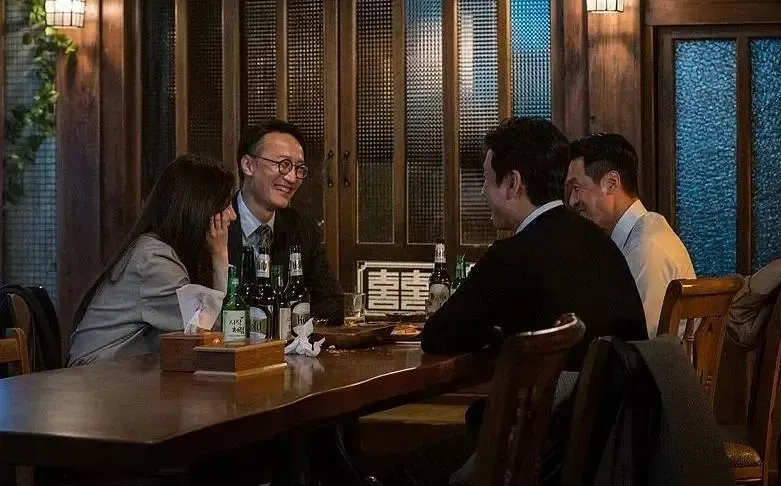 饭桌上,领导输出着与工作无关的内容和情绪 / 《检察官内传》剧照