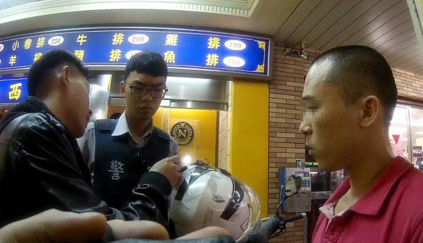 赵姓男大生(左1)报警找回被偷的安全帽,还逮到窃嫌。(记者黄佳琳翻摄) 赵姓男大生(左1)报警找回被偷的安全帽,还逮到窃嫌。(记者黄佳琳翻摄)