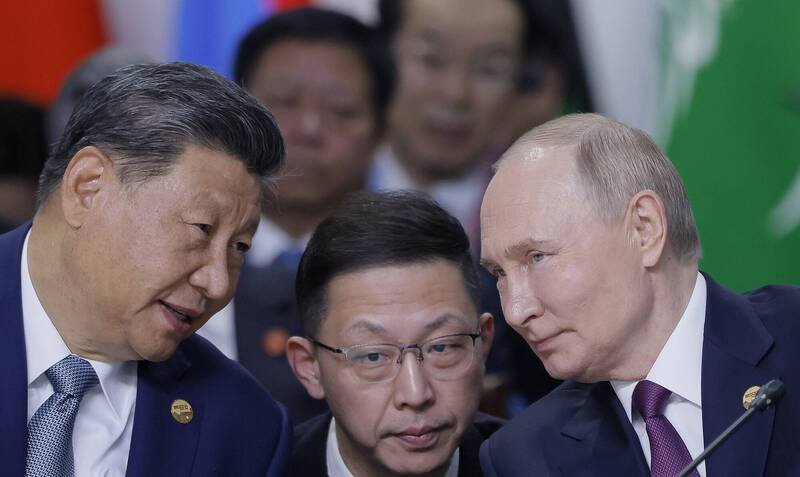 俄罗斯总统普廷(右)24日在俄罗斯喀山的金砖国家峰会上与中国国家主席习近平(左)咬耳朵。(美联社) 俄罗斯总统普廷(右)24日在俄罗斯喀山的金砖国家峰会上与中国国家主席习近平(左)咬耳朵。(美联社)