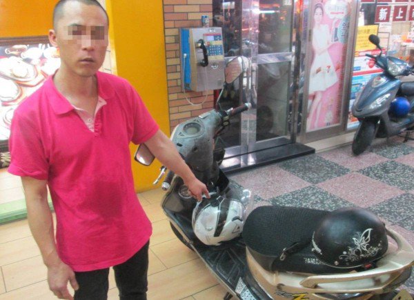 蔡姓牛排店员工偷安全帽被失主报警查获。(记者黄佳琳翻摄) 蔡姓牛排店员工偷安全帽被失主报警查获。(记者黄佳琳翻摄)