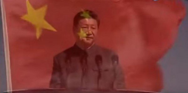 中国网路出现一首改编歌曲《东方又红》,与被视为中共「神曲」的《东方红》旋律一样,仅歌词略作变动,过去赞美毛泽东的部份,都变成赞美习近平。(图撷取自YouTube) 中国网路出现一首改编歌曲《东方又红》,与被视为中共「神曲」的《东方红》旋律一样,仅歌词略作变动,过去赞美毛泽东的部份,都变成赞美习近平。(图撷取自YouTube)