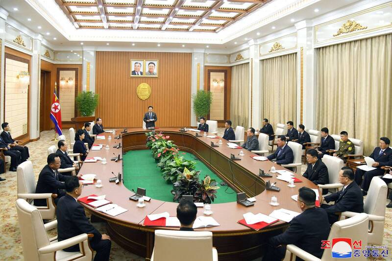 北韩第14届最高人民会议常委会24日于平壤万寿台议事堂召开,会议正式通过《朝鲜民主主义人民共和国国家法》。(路透资料照) 北韩第14届最高人民会议常委会24日于平壤万寿台议事堂召开,会议正式通过《朝鲜民主主义人民共和国国家法》。(路透资料照)