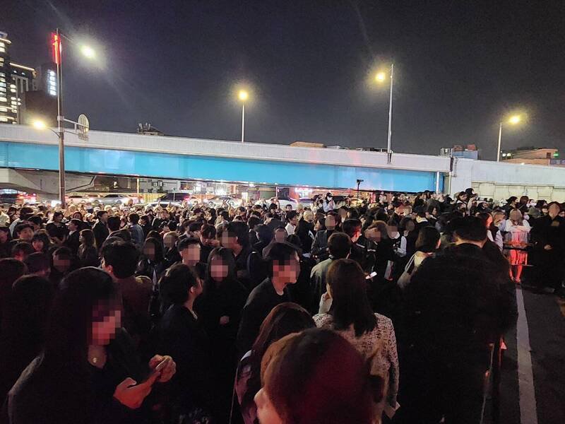 南韩首尔城东区圣水洞的Prada活动吸引大量人潮,当局忧心梨泰院159死踩踏事故重演,直接介入喊停。(图撷自城东区长郑愿伍脸书) 南韩首尔城东区圣水洞的Prada活动吸引大量人潮,当局忧心梨泰院159死踩踏事故重演,直接介入喊停。(图撷自城东区长郑愿伍脸书)