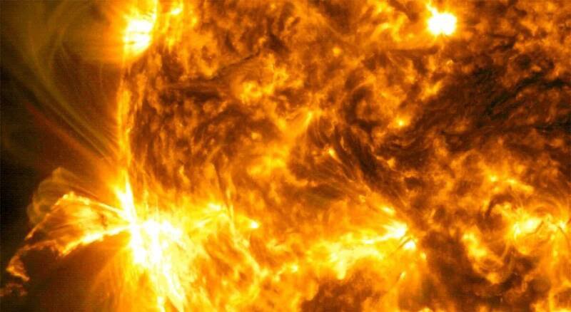 这张由NASA太阳动力学天文台 (SDO) 于2024年10月23日拍摄的影像,显示一次太阳闪焰爆发。图中左侧明亮的闪光即为闪焰,影像以橙色呈现的是极紫外光波段,突显闪焰物质的高温。(图撷取自NASA/SDO) 这张由NASA太阳动力学天文台 (SDO) 于2024年10月23日拍摄的影像,显示一次太阳闪焰爆发。图中左侧明亮的闪光即为闪焰,影像以橙色呈现的是极紫外光波段,突显闪焰物质的高温。(图撷取自NASA/SDO)